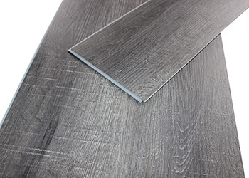 Prägeartiger wasserdichtes Oberflächenvinylhölzerner Planken-Bodenbelag für Wohnung/Büro