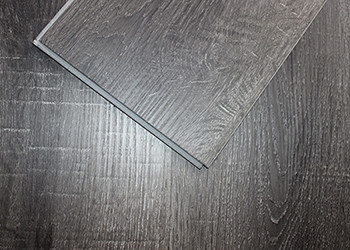 Prägeartiger wasserdichtes Oberflächenvinylhölzerner Planken-Bodenbelag für Wohnung/Büro