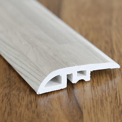 Die einfachen PVC-Fußleiste-Vinylplanken-Bodenbelag-Zusätze installieren kundengebundenen Entwurf